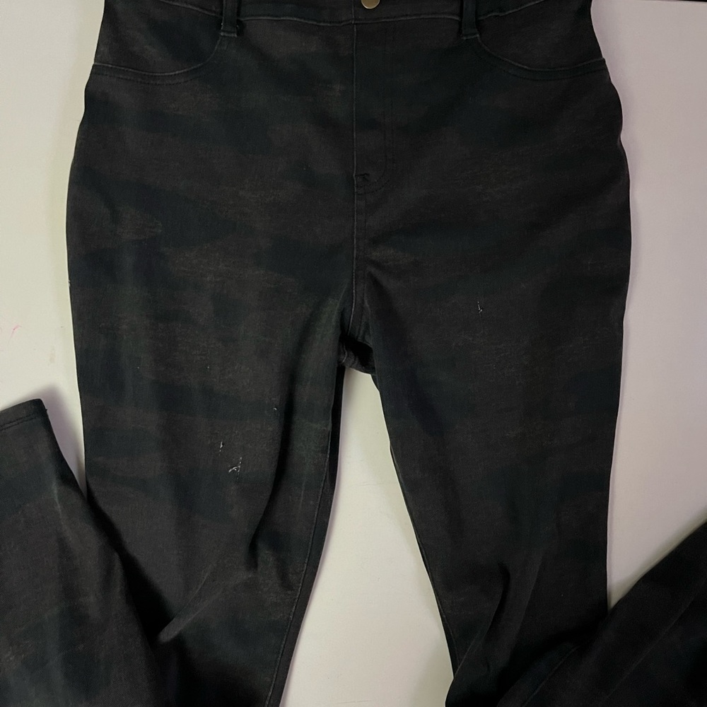 Dark jeggings camo print. Size large. Good condition, smoke free home.
